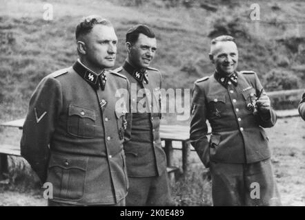 Auschwitz, Polonia. Tre ufficiali delle SS si socializzano sulla base del ritiro delle SS fuori Auschwitz, a 'Solahutte', 1944. Da sinistra a destra sono: Richard Baer (comandante di Auschwitz), Dr. Josef Mengele e Rudolf Hoess (ex comandante di Auschwitz). Foto Stock