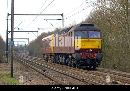 Una locomotiva diesel di classe 47 della West Coast Railways numero 47804 e una berlina d'ispezione numero 999506 a Margaretting il 4th marzo 2008. Foto Stock