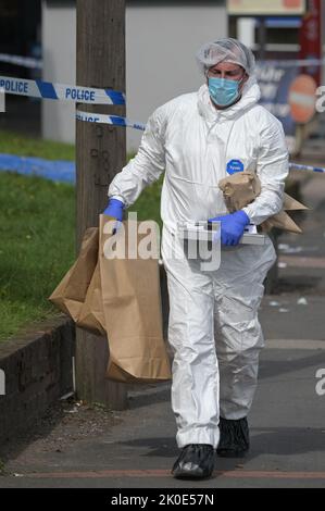 Wolverhampton Road, Oldbury, Inghilterra - Settembre 11th 2022 - la scena del crimine di Wolverhampton Road - West Midlands la polizia sta indagando su un tentativo di omicidio a Newbury Lane a Oldbury, dove un uomo di 32 anni è stato pugnalato, lasciandolo gravemente ferito. Ufficiali cordonarono fuori una fila di alloggi dove l'attacco ebbe luogo. Una casa era anche presidiata da ufficiali. A circa un quarto di miglio dalla scena, la polizia ha anche chiuso parte della Wolverhampton Road dove un veicolo Mercedes si era schiantato vicino ad un garage esso. Foto Stock