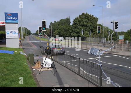 Wolverhampton Road, Oldbury, Inghilterra - Settembre 11th 2022 - la scena del crimine di Wolverhampton Road - West Midlands la polizia sta indagando su un tentativo di omicidio a Newbury Lane a Oldbury, dove un uomo di 32 anni è stato pugnalato, lasciandolo gravemente ferito. Ufficiali cordonarono fuori una fila di alloggi dove l'attacco ebbe luogo. Una casa era anche presidiata da ufficiali. A circa un quarto di miglio dalla scena, la polizia ha anche chiuso parte della Wolverhampton Road dove un veicolo Mercedes si era schiantato vicino ad un garage esso. Foto Stock