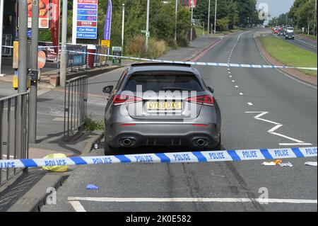 Wolverhampton Road, Oldbury, Inghilterra - Settembre 11th 2022 - la scena del crimine di Wolverhampton Road - West Midlands la polizia sta indagando su un tentativo di omicidio a Newbury Lane a Oldbury, dove un uomo di 32 anni è stato pugnalato, lasciandolo gravemente ferito. Ufficiali cordonarono fuori una fila di alloggi dove l'attacco ebbe luogo. Una casa era anche presidiata da ufficiali. A circa un quarto di miglio dalla scena, la polizia ha anche chiuso parte della Wolverhampton Road dove un veicolo Mercedes si era schiantato vicino ad un garage esso. Foto Stock