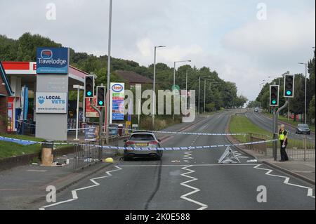 Wolverhampton Road, Oldbury, Inghilterra - Settembre 11th 2022 - la scena del crimine di Wolverhampton Road - West Midlands la polizia sta indagando su un tentativo di omicidio a Newbury Lane a Oldbury, dove un uomo di 32 anni è stato pugnalato, lasciandolo gravemente ferito. Ufficiali cordonarono fuori una fila di alloggi dove l'attacco ebbe luogo. Una casa era anche presidiata da ufficiali. A circa un quarto di miglio dalla scena, la polizia ha anche chiuso parte della Wolverhampton Road dove un veicolo Mercedes si era schiantato vicino ad un garage esso. Foto Stock