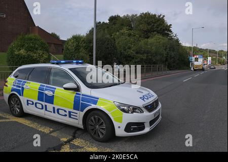 Wolverhampton Road, Oldbury, Inghilterra - Settembre 11th 2022 - la scena del crimine di Wolverhampton Road - West Midlands la polizia sta indagando su un tentativo di omicidio a Newbury Lane a Oldbury, dove un uomo di 32 anni è stato pugnalato, lasciandolo gravemente ferito. Ufficiali cordonarono fuori una fila di alloggi dove l'attacco ebbe luogo. Una casa era anche presidiata da ufficiali. A circa un quarto di miglio dalla scena, la polizia ha anche chiuso parte della Wolverhampton Road dove un veicolo Mercedes si era schiantato vicino ad un garage esso. Foto Stock