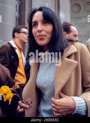 Joan Baez (nato nel 1941) cantante, cantautore, musicista e attivista americano. Baez divenne più forte del suo disaccordo con la guerra del Vietnam. 1972. Foto Stock