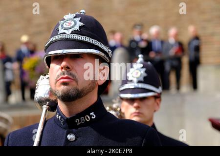 Bristol, Regno Unito. 11th Set, 2022. I leader civici di Bristol segnano l'ascensione del nuovo Monarca. La guardia d'onore della polizia Avon e somerset. Questo solenne evento si svolge a College Green tra la Cattedrale e il Municipio, spesso luogo di protesta e celebrazione, oggi luogo di riflessione. La cerimonia di proclama ha le sue radici nel 13th ° secolo. Credit: JMF News/Alamy Live News Foto Stock