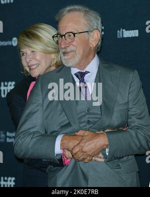Toronto, Canada. 10th Set, 2022. Il regista Steven Spielberg (R) e sua moglie Kate Capshaw condividono un momento di luce sul tappeto rosso in arrivo per la prima mondiale dell'ultimo film di Spielberg "The Fabelmans" al Princess of Wales Theatre durante il Toronto International Film Festival a Toronto, Canada, il 10 settembre 2022. Foto di Chris Chew/UPI Credit: UPI/Alamy Live News Foto Stock