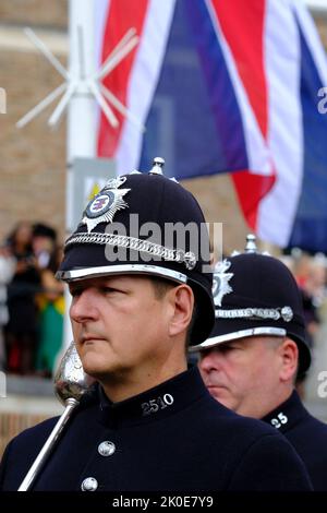 Bristol, Regno Unito. 11th Set, 2022. I leader civici di Bristol segnano l'ascensione del nuovo Monarca. Avon e somerset Guardia d'onore della polizia. Questo solenne evento si svolge a College Green tra la Cattedrale e il Municipio, spesso luogo di protesta e celebrazione, oggi luogo di riflessione. La cerimonia di proclama ha le sue radici nel 13th ° secolo. Credit: JMF News/Alamy Live News Foto Stock