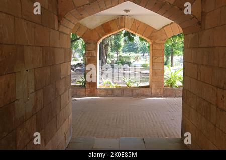 Gazebo in pietra con archi, costruito con grandi pietre scolpite Foto Stock