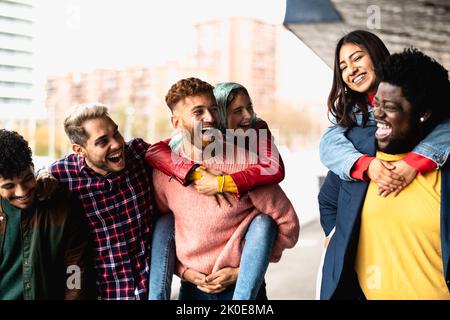 Giovani amici multietnici che si divertono insieme in città - concetto di amicizia e diversità Foto Stock