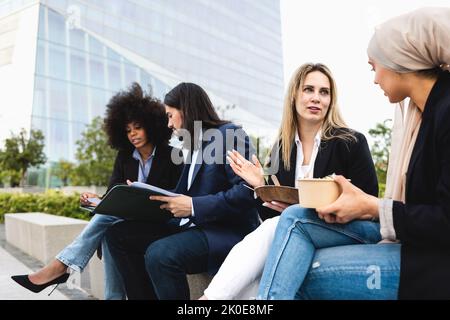 Uomini d'affari multirazziali che hanno una pausa pranzo fuori ufficio Foto Stock