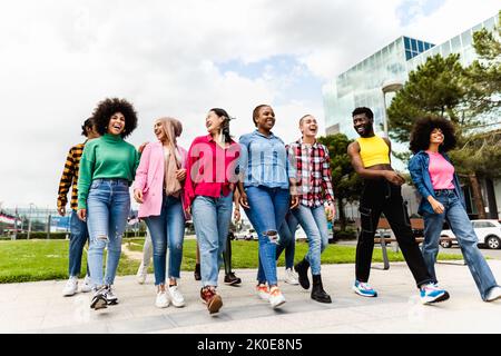 Gruppo di giovani amici multirazziali che si divertono insieme in città - concetto di amicizia e diversità Foto Stock
