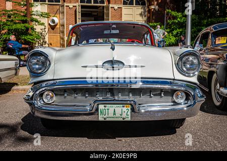 Falcon Heights, MN - 17 giugno 2022: Vista frontale in prospettiva bassa di una Vacanza Oldsmobile Super 88 del 1957 ad una fiera automobilistica locale. Foto Stock