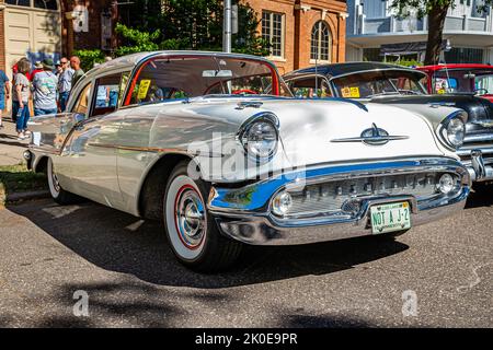 Falcon Heights, MN - 17 giugno 2022: Vista frontale in basso dell'angolo di una vacanza Oldsmobile Super 88 del 1957 ad una fiera automobilistica locale. Foto Stock