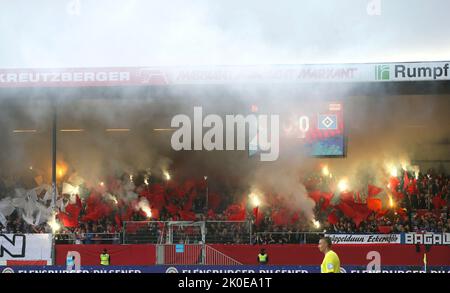 Kiel, Germania. 09th Set, 2022. Foto : i tifosi del Kiel festeggiano e si accendono prima del calcio d'inizio Bengalos . il linesman e il guardiano sono stati 6 min. Avvolti in fumo Calcio 2. Liga on Mar. 09.09.2022 Holstein Kiel - Hamburger SV © Claus Bergmann le normative DFL vietano l'uso delle fotografie come sequenze di immagini e/o quasi-video Credit: CB/Bergmann/Claus Bergmann/dpa/Alamy Live News Foto Stock