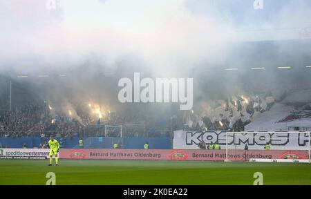 Kiel, Germania. 09th Set, 2022. Foto : i tifosi di Dien Kiel festeggiano e infiammano Bengalos, portiere Dähne nella nebbia Calcio 2. Liga on Fri 09.09.2022 Holstein Kiel - Hamburger SV © Claus Bergmann le normative DFL vietano l'uso delle fotografie come sequenze di immagini e/o quasi-video Credit: CB/Bergmann/Claus Bergmann/dpa/Alamy Live News Foto Stock