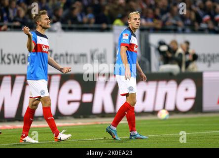 Kiel, Germania. 09th Set, 2022. Foto : delusione dopo il 0-2° goal per HSV . al Kielers Timo Becker e partì. Hauke Finn CHOICE Football 2. campionato il venerdì 09.09.2022 Holstein Kiel - Hamburger SV © Claus Bergmann i regolamenti DFL vietano qualsiasi uso di fotografie come sequenze di immagini e/o quasi-video Credit: CB/Bergmann/Claus Bergmann/dpa/Alamy Live News Foto Stock