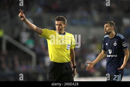 Kiel, Germania. 09th Set, 2022. Foto : Referee Daniel Siebert e destra . jonas Meffert (HSV) Football 2. campionato il venerdì 09.09.2022 Holstein Kiel - Hamburger SV © Claus Bergmann le normative DFL vietano qualsiasi uso delle fotografie come sequenze di immagini e/o quasi-video Credit: CB/Bergmann/Claus Bergmann/dpa/Alamy Live News Foto Stock