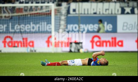 Kiel, Germania. 09th Set, 2022. Foto : Loser Kiel a terra, Timo Becker Football 2. campionato il Ven 09.09.2022 Holstein Kiel - Hamburger SV © Claus Bergmann le normative DFL vietano l'uso delle fotografie come sequenze di immagini e/o quasi-video Credit: CB/Bergmann/Claus Bergmann/dpa/Alamy Live News Foto Stock