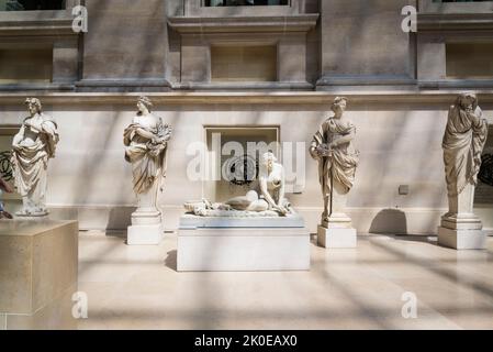 Laviron: Sculture 'Four Seasons', il Cour Puget dove è esposta la scultura francese, il Museo del Louvre, il museo più visitato del mondo, Parigi Francia Foto Stock