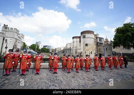 I warder di Yeomen sono visti sul Molo durante una cerimonia di proclama di adesione alla Torre di Londra, proclamando pubblicamente re Carlo III come il nuovo monarca. Data immagine: Domenica 11 settembre 2022. Foto Stock