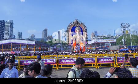 La polizia di Mumbai accaparrarsi la barricata sul Dio indù indiano Ganesh Visarjan a Girgaum, Mumbai Foto Stock