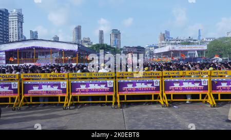 La polizia di Mumbai accaparrarsi la barricata sul Dio indù indiano Ganesh Visarjan a Girgaum, Mumbai Foto Stock