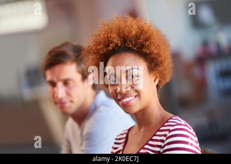 Motivato per riuscire nella mia carriera. Ritratto di un gruppo di giovani colleghi in una riunione insieme. Foto Stock