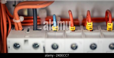 Quadro elettrico con fusibili e contattori, primo piano. Foto Stock