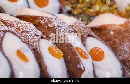 Varietà assortita di cannoli siciliani con frutta candita Foto Stock