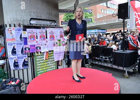 Stoccolma, Sverige. 11th Set, 2022. Il primo ministro svedese e leader del Partito socialdemocratico Magdalena Andersson ha una riunione elettorale a Bredang al di fuori di Stockhom, Svezia, il 11 settembre 2022 il giorno delle elezioni. Photo Jonas Ekströmer/TT kod 10030 Credit: TT News Agency/Alamy Live News Foto Stock