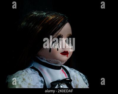 porcellana capelli scuri bambola piangere lacrime scuri stile orrore Foto Stock