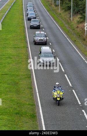 Forfar, Scozia, Regno Unito. 11th Settembre 2022. La regina Elisabetta II viaggia lungo la A90, Forfar, sulla strada per Edimburgo, mentre grandi folle si riuniscono per mostrare il loro rispetto - 11th settembre 2022, Angus, Forfar, Scozia, Regno Unito - Credit: Barry Nixon/ Alamy Live News Foto Stock