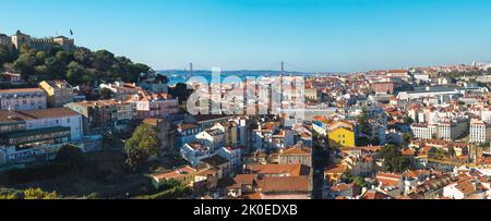 Lisbona, Portogallo, 24 ottobre 2021: Vista panoramica aerea dello skyline di Lisbona in Portogallo vista dal punto di vista chiamato Miradouro da Graca ad Alfama Foto Stock