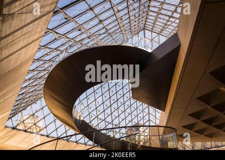 Scala curva nella lobby sotterranea della piramide del Louvre del Museo del Louvre, il museo più visitato del mondo, e un punto di riferimento storico a pari Foto Stock