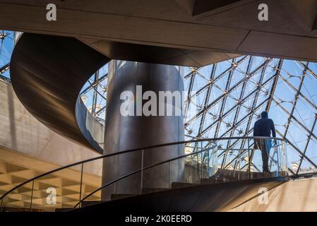 Scala curva nella lobby sotterranea della piramide del Louvre del Museo del Louvre, il museo più visitato del mondo, e un punto di riferimento storico a pari Foto Stock