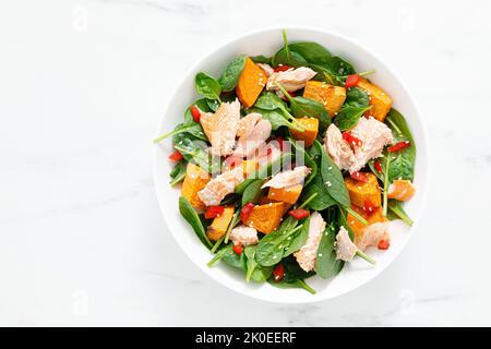 Spinaci, salmone e zuccherata insalata festiva di ringraziamento con melograno, vista dall'alto Foto Stock