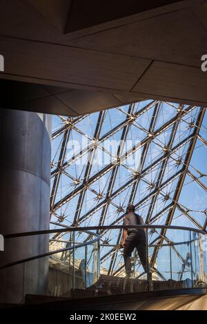 Scala curva nella lobby sotterranea della piramide del Louvre del Museo del Louvre, il museo più visitato del mondo, e un punto di riferimento storico a pari Foto Stock