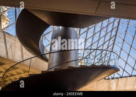 Scala curva nella lobby sotterranea della piramide del Louvre del Museo del Louvre, il museo più visitato del mondo, e un punto di riferimento storico a pari Foto Stock