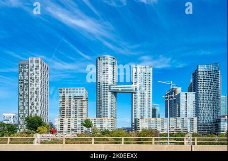 Toronto, Canada - 10 settembre 2022: Edifici moderni nel centro cittadino. Punto di vista dalla Gardiner Expressway. Foto Stock