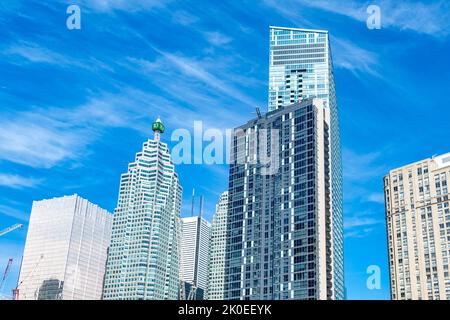 Toronto, Canada - 10 settembre 2022: TD Bank Tower e altri edifici moderni nel centro cittadino. Punto di vista dalla Gardiner Expressway. Foto Stock