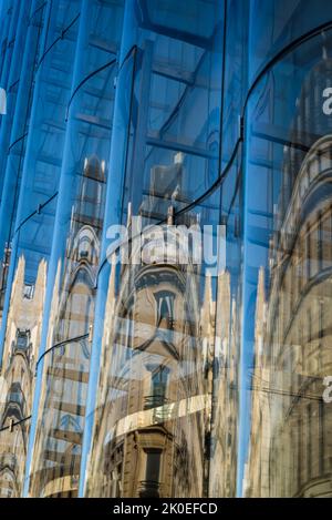 Riflessi nella nuova facciata in vetro increspato sull'edificio la Samaritaine, un grande magazzino costruito in stile Art Nouveau, situato nel primo arron Foto Stock