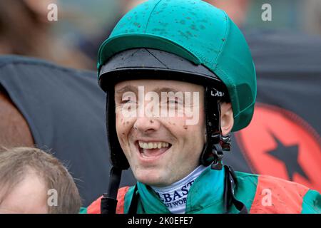 Jockey Chris Hayes dopo aver vinto il Moyglare Stud Stakes con Tahiyra durante il secondo giorno del Longines Irish Champions Weekend all'ippodromo di Curragh a Newbridge, Irlanda. Data immagine: Domenica 11 settembre 2022. Foto Stock