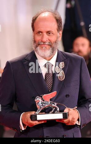 Venezia, Italia. 10th Set, 2022. Il regista Luca Guadagnino si presenta con il Leone d'Argento come miglior regista durante il 79th° Festival Internazionale del Cinema di Venezia, 10 settembre 2022. Il 79th° Festival Internazionale del Cinema di Venezia si è chiuso sabato sera all'isola del Lido della città lagunare italiana, con una cerimonia di premiazione per i vincitori del concorso principale, gli Horizons e altre sezioni. Credit: Jin Mamengni/Xinhua/Alamy Live News Foto Stock