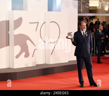 Venezia, Italia. 10th Set, 2022. Il regista Luca Guadagnino si presenta con il Leone d'Argento come miglior regista durante il 79th° Festival Internazionale del Cinema di Venezia, 10 settembre 2022. Il 79th° Festival Internazionale del Cinema di Venezia si è chiuso sabato sera all'isola del Lido della città lagunare italiana, con una cerimonia di premiazione per i vincitori del concorso principale, gli Horizons e altre sezioni. Credit: Jin Mamengni/Xinhua/Alamy Live News Foto Stock