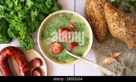 Zuppa portoghese di cavolo chiamata Caldo Verde Foto Stock