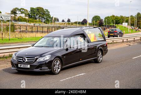 Dundee, Tayside, Scozia, Regno Unito. 11th settembre 2022. UK News: Il corteggio di sua Maestà la Regina Elisabetta II è stato guidato attraverso Dundee lungo la strada a doppia carreggiata Kingsway sulla strada per Perth da Balmoral, arrivando intorno alle 4 nella capitale scozzese di Edimburgo. Molte persone si sono riunite per rendere omaggio al monarca che regna da più tempo al mondo. Credit: Dundee Photographics/Alamy Live News Foto Stock