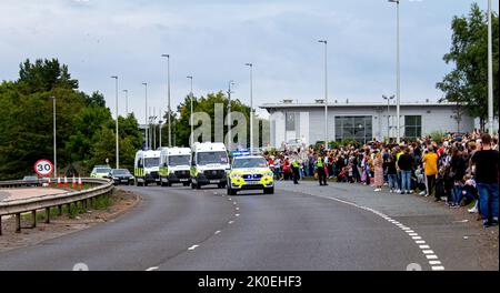 Dundee, Tayside, Scozia, Regno Unito. 11th settembre 2022. UK News: Il corteggio di sua Maestà la Regina Elisabetta II è stato guidato attraverso Dundee lungo la strada a doppia carreggiata Kingsway sulla strada per Perth da Balmoral, arrivando intorno alle 4 nella capitale scozzese di Edimburgo. Molte persone si sono riunite per rendere omaggio al monarca che regna da più tempo al mondo. Credit: Dundee Photographics/Alamy Live News Foto Stock