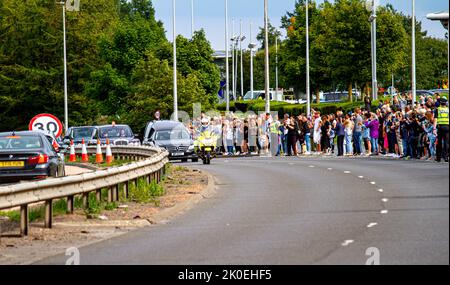 Dundee, Tayside, Scozia, Regno Unito. 11th settembre 2022. UK News: Il corteggio di sua Maestà la Regina Elisabetta II è stato guidato attraverso Dundee lungo la strada a doppia carreggiata Kingsway sulla strada per Perth da Balmoral, arrivando intorno alle 4 nella capitale scozzese di Edimburgo. Molte persone si sono riunite per rendere omaggio al monarca che regna da più tempo al mondo. Credit: Dundee Photographics/Alamy Live News Foto Stock