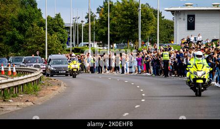 Dundee, Tayside, Scozia, Regno Unito. 11th settembre 2022. UK News: Il corteggio di sua Maestà la Regina Elisabetta II è stato guidato attraverso Dundee lungo la strada a doppia carreggiata Kingsway sulla strada per Perth da Balmoral, arrivando intorno alle 4 nella capitale scozzese di Edimburgo. Molte persone si sono riunite per rendere omaggio al monarca che regna da più tempo al mondo. Credit: Dundee Photographics/Alamy Live News Foto Stock