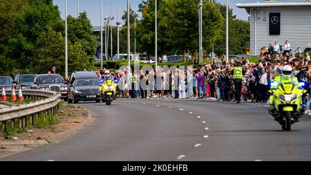 Dundee, Tayside, Scozia, Regno Unito. 11th settembre 2022. UK News: Il corteggio di sua Maestà la Regina Elisabetta II è stato guidato attraverso Dundee lungo la strada a doppia carreggiata Kingsway sulla strada per Perth da Balmoral, arrivando intorno alle 4 nella capitale scozzese di Edimburgo. Molte persone si sono riunite per rendere omaggio al monarca che regna da più tempo al mondo. Credit: Dundee Photographics/Alamy Live News Foto Stock